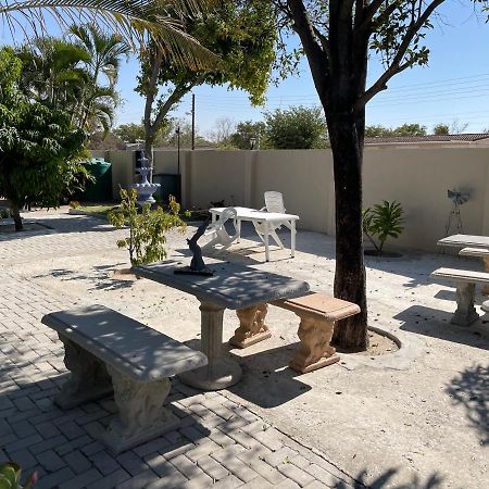 Готель Ry Courtyard Oshakati Екстер'єр фото