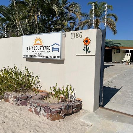 Готель Ry Courtyard Oshakati Екстер'єр фото