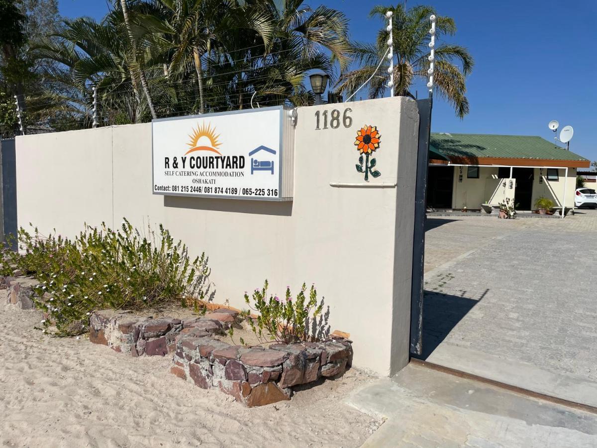 Готель Ry Courtyard Oshakati Екстер'єр фото