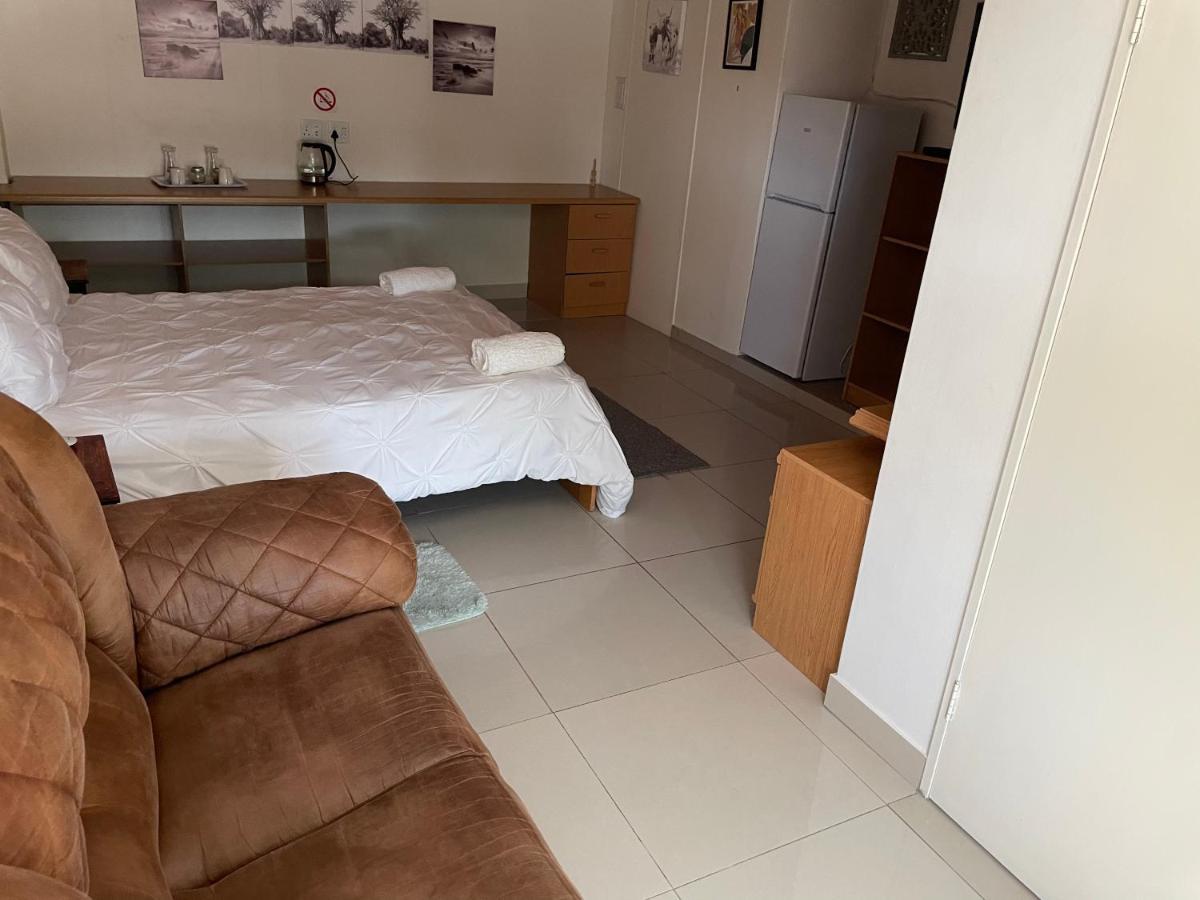 Готель Ry Courtyard Oshakati Екстер'єр фото