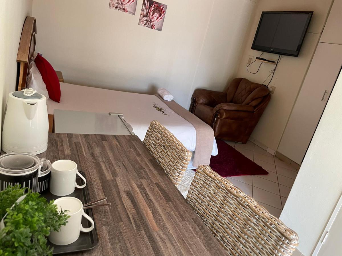 Готель Ry Courtyard Oshakati Екстер'єр фото