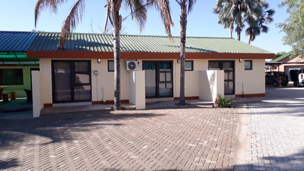 Готель Ry Courtyard Oshakati Екстер'єр фото
