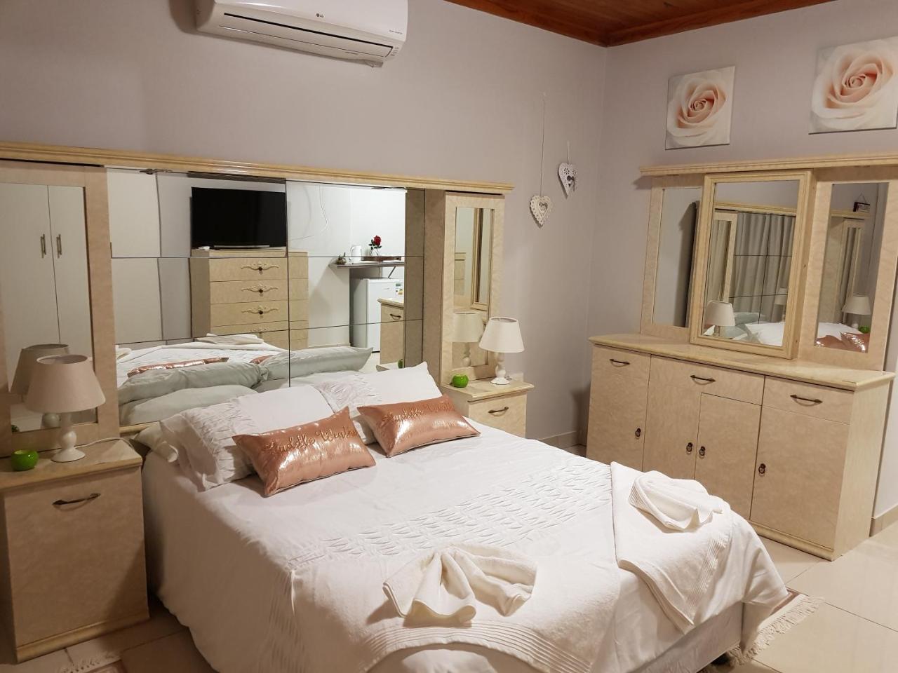 Готель Ry Courtyard Oshakati Екстер'єр фото