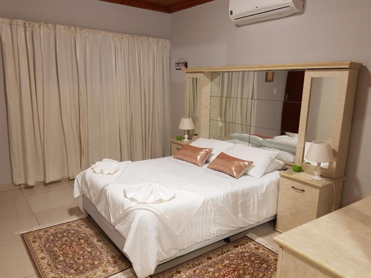 Готель Ry Courtyard Oshakati Екстер'єр фото